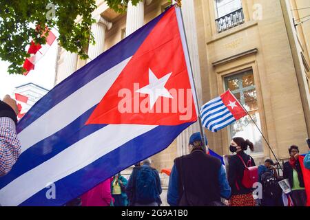 Londres, Royaume-Uni. 24 juillet 2021. Des manifestants se sont rassemblés sur Trafalgar Square pour protester contre le blocus américain de Cuba. Banque D'Images