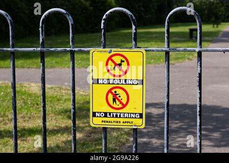 Jaune pas d'encrassement pas de littering les pénalités appliquent un panneau sur les rails de parc Royaume-Uni Banque D'Images