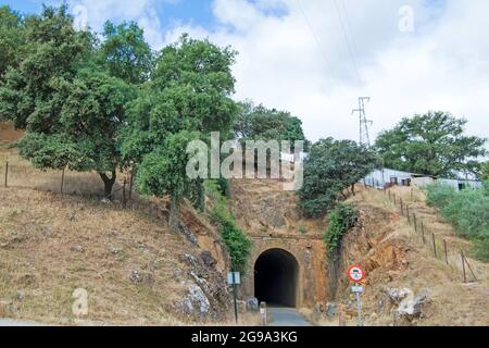 Tunnel dans la via Verde de la montagne de Séville Nord à San Nicolas del Puerto, Andalousie, Espagne Banque D'Images