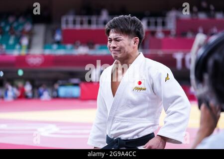 (210725) -- TOKYO, 25 juillet 2021 (Xinhua) -- Abe Hifumi du Japon réagit après avoir remporté la finale masculine de 66 kg de Judo contre Vazha Margvelashvili de Géorgie aux Jeux Olympiques de Tokyo en 2020 à Tokyo, au Japon, le 25 juillet 2021. (Xinhua/Liu Dawei) Banque D'Images