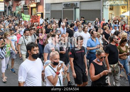 Naples, Italie. 24 juillet 2021. Les manifestants marchont dans la rue pendant la manifestation. Une manifestation nationale contre le Green Pass (carte de santé) qui sera obligatoire pour les repas en intérieur, les manifestations culturelles et sportives, a été organisée dans près de 80 villes en Italie. À Naples, la foule s'est rassemblée sur la Piazza Dante et a essayé d'atteindre la Piazza Plebiscito. Crédit : SOPA Images Limited/Alamy Live News Banque D'Images