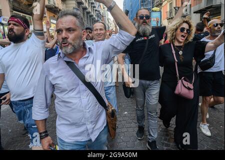 Naples, Italie. 24 juillet 2021. Les manifestants marchont dans la rue pendant la manifestation. Une manifestation nationale contre le Green Pass (carte de santé) qui sera obligatoire pour les repas en intérieur, les manifestations culturelles et sportives, a été organisée dans près de 80 villes en Italie. À Naples, la foule s'est rassemblée sur la Piazza Dante et a essayé d'atteindre la Piazza Plebiscito. Crédit : SOPA Images Limited/Alamy Live News Banque D'Images