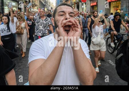 Naples, Italie. 24 juillet 2021. Un homme chante des slogans pendant la démonstration. Une manifestation nationale contre le Green Pass (carte de santé) qui sera obligatoire pour les repas en intérieur, les manifestations culturelles et sportives, a été organisée dans près de 80 villes en Italie. À Naples, la foule s'est rassemblée sur la Piazza Dante et a essayé d'atteindre la Piazza Plebiscito. Crédit : SOPA Images Limited/Alamy Live News Banque D'Images