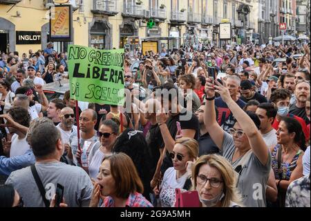 Naples, Italie. 24 juillet 2021. Les manifestants marchont dans la rue pendant la manifestation. Une manifestation nationale contre le Green Pass (carte de santé) qui sera obligatoire pour les repas en intérieur, les manifestations culturelles et sportives, a été organisée dans près de 80 villes en Italie. À Naples, la foule s'est rassemblée sur la Piazza Dante et a essayé d'atteindre la Piazza Plebiscito. (Photo de Valeria Ferraro/SOPA Images/Sipa USA) crédit: SIPA USA/Alay Live News Banque D'Images