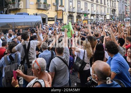 Naples, Italie. 24 juillet 2021. Les manifestants marchont dans la rue pendant la manifestation. Une manifestation nationale contre le Green Pass (carte de santé) qui sera obligatoire pour les repas en intérieur, les manifestations culturelles et sportives, a été organisée dans près de 80 villes en Italie. À Naples, la foule s'est rassemblée sur la Piazza Dante et a essayé d'atteindre la Piazza Plebiscito. (Photo de Valeria Ferraro/SOPA Images/Sipa USA) crédit: SIPA USA/Alay Live News Banque D'Images