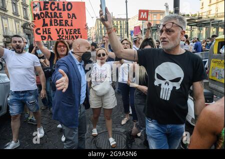 Naples, Italie. 24 juillet 2021. Les manifestants marchont dans la rue pendant la manifestation. Une manifestation nationale contre le Green Pass (carte de santé) qui sera obligatoire pour les repas en intérieur, les manifestations culturelles et sportives, a été organisée dans près de 80 villes en Italie. À Naples, la foule s'est rassemblée sur la Piazza Dante et a essayé d'atteindre la Piazza Plebiscito. (Photo de Valeria Ferraro/SOPA Images/Sipa USA) crédit: SIPA USA/Alay Live News Banque D'Images