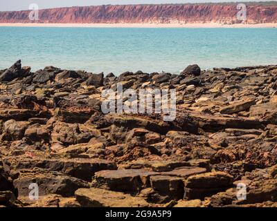 Falaises de pintan rouge et marée basse à Walmadon (James Price point), péninsule de Dampier, Kimberley, Australie occidentale Banque D'Images