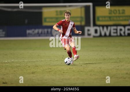 Saint-Pétersbourg, FL USA; le défenseur du FC Loudoun United Owen Walz (26) passe le ballon lors d'un match de football USL contre les voyous de Tampa Bay, samedi, J Banque D'Images