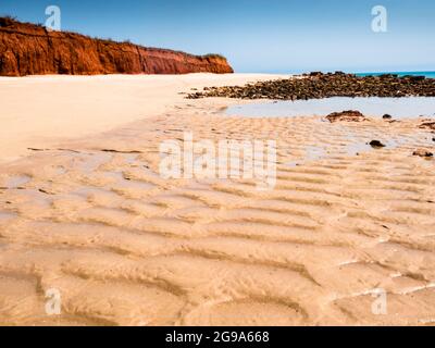 Motifs de sable et falaises de pintan rouge à Walmadon (James Price point), péninsule de Dampier, Kimberley, Australie occidentale Banque D'Images