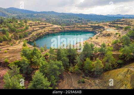 Restauration de l'ancienne zone d'extraction de cuivre à ciel ouvert près de Kapedes, à Chypre, avec restauration de la forêt sur d'anciennes décharges Banque D'Images