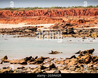 Falaises de pintan rouge et marée basse à Walmadon (James Price point), péninsule de Dampier, Kimberley, Australie occidentale Banque D'Images