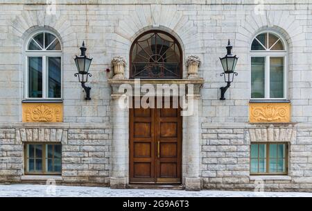 Plusieurs fenêtres et portes sur la façade du bâtiment historique urbain vue de face, Tallinn, Estonie Banque D'Images