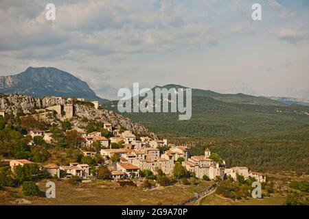 Vue panoramique sur le village de Trigance en Provence Banque D'Images