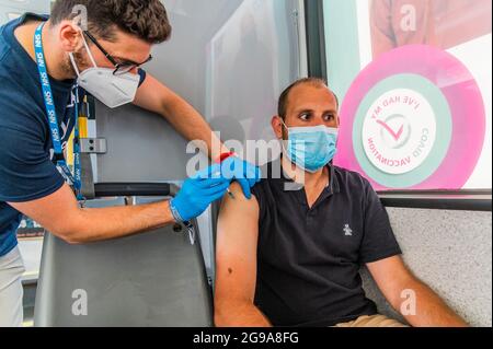 Henham Park, Suffolk, Royaume-Uni. 25 juillet 2021. Les vaccins Pfizer (première et deuxième doses) sont administrés par un bus de l'équipe de vaccination communautaire du NHS - le Latitude Festival 2021, Henham Park. Suffolk, revient comme un événement de test de covid après un an de congé en raison de la pandémie. Crédit : Guy Bell/Alay Live News Banque D'Images