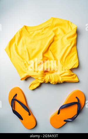 Vêtements d'été, t-shirt jaune et accessoires pour femme. Vue de dessus, plan d'appartement. Collection printemps-été Banque D'Images