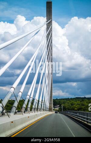 Un long pont à haubans dans l'un des pont de l'autoroute côtière au Maine Banque D'Images