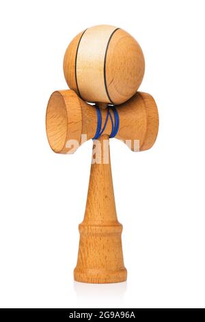 Jouet kendama classique en bois avec fils bleus isolés sur fond blanc Banque D'Images