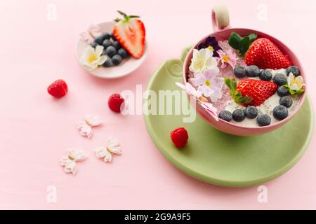 Une photo d'un délicieux pudding de chia avec des baies dans un bol Banque D'Images