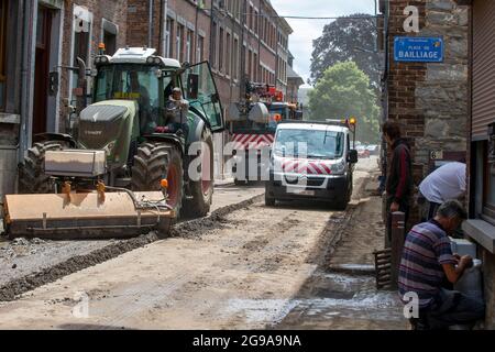 L'illustration montre un tracteur nettoyant les rues inondées de boue à Bouvignes-sur-Meuse, près de Dinant, le dimanche 25 juillet 2021. La région avait de fortes pluies Banque D'Images