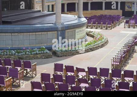 Eastbourne Bandstand, l'un des lieux de musique de bord de mer les plus fréquentés. Les places sont vides à l'été 2021 car les événements sont annulés en raison de restrictions liées au coronavirus Banque D'Images