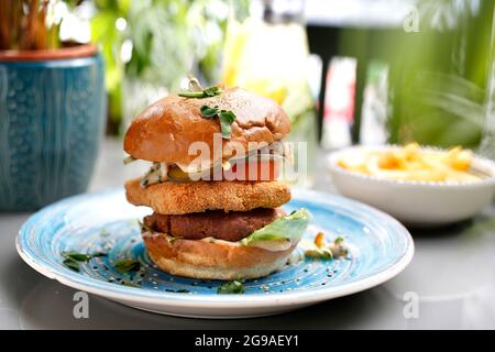 Hamburger végétarien avec tofu et légumes.Un plat appétissant coloré.Photographie culinaire, style alimentaire. Banque D'Images