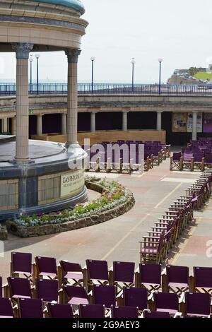 Eastbourne Bandstand, l'un des lieux de musique de bord de mer les plus fréquentés. Les places sont vides à l'été 2021 car les événements sont annulés en raison de restrictions liées au coronavirus Banque D'Images