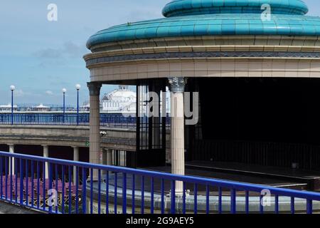 Eastbourne Bandstand, l'un des lieux de musique de bord de mer les plus fréquentés. Les places sont vides à l'été 2021 car les événements sont annulés en raison de restrictions liées au coronavirus Banque D'Images