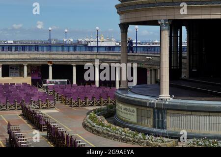 Eastbourne Bandstand, l'un des lieux de musique de bord de mer les plus fréquentés. Les places sont vides à l'été 2021 car les événements sont annulés en raison de restrictions liées au coronavirus Banque D'Images