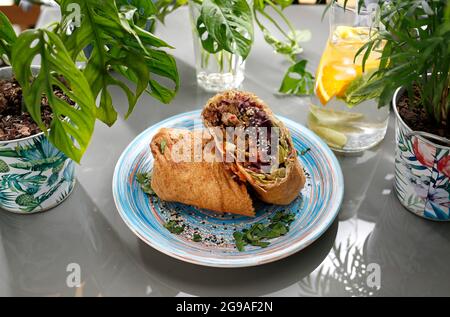 Falafel en tortilla avec légumes.Cuisine végétarienne.Restauration rapide végétarienne.Un plat appétissant coloré.Photographie culinaire, style alimentaire. Banque D'Images