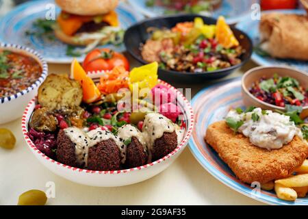 Falafel dans une sauce au yaourt avec des fruits et des légumes.Cuisine végétarienne.Restauration rapide végétarienne.Un plat appétissant coloré.Photographie culinaire, alimentation s Banque D'Images