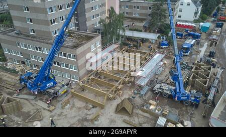 25 juillet 2021, Rhénanie-Palatinat, Bad Neuenahr-Ahrweiler: Des assistants de l'Agence fédérale allemande de secours technique (THW) construisent un pont temporaire pour l'Ahr, qui remplacera un pont totalement détruit par l'inondation au même endroit en quelques jours (photo prise avec un drone). Dans la vallée de l'Ahr, qui a été gravement dévastée par les inondations, les travaux de nettoyage se poursuivent sans relâche. Photo: Thomas Frey/dpa Banque D'Images