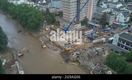 25 juillet 2021, Rhénanie-Palatinat, Bad Neuenahr-Ahrweiler: Des assistants de l'Agence fédérale allemande de secours technique (THW) construisent un pont temporaire pour l'Ahr, qui remplacera un pont totalement détruit par l'inondation au même endroit en quelques jours (photo prise avec un drone). Dans la vallée de l'Ahr, qui a été gravement dévastée par les inondations, les travaux de nettoyage se poursuivent sans relâche. Photo: Thomas Frey/dpa Banque D'Images