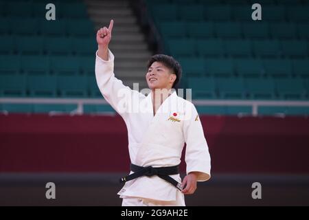 (210725) -- TOKYO, le 25 juillet 2021 (Xinhua) -- Abe Hifumi du Japon participe à la finale masculine de 66 kg de Judo contre Vazha Margvelashvili de Géorgie aux Jeux Olympiques de Tokyo en 2020 à Tokyo, au Japon, le 25 juillet 2021. (Xinhua/Lui Siu Wai) Banque D'Images
