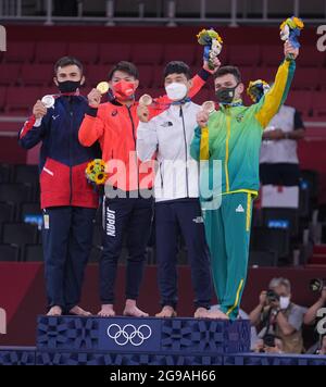 (210725) -- TOKYO, le 25 juillet 2021 (Xinhua) -- les lauréats de la médaille assistent à la cérémonie de remise du 66 kg de judo masculin aux Jeux Olympiques de Tokyo en 2020 à Tokyo, au Japon, le 25 juillet 2021. (Xinhua/Lui Siu Wai) Banque D'Images