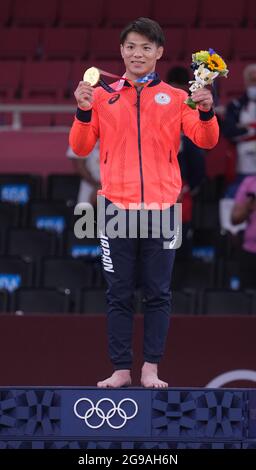 (210725) -- TOKYO, le 25 juillet 2021 (Xinhua) -- Abe Hifumi (UP) du Japon montre sa médaille d'or lors de la cérémonie d'attribution du 66kg Judo masculin aux Jeux Olympiques de Tokyo en 2020 à Tokyo, au Japon, le 25 juillet 2021. (Xinhua/Lui Siu Wai) Banque D'Images