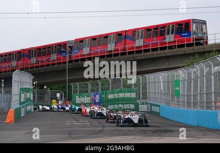 Le Staffel Vandoorne de l'écurie Mercedes-EQ de Formule E est à la tête d'une voiture de sécurité tandis qu'un train passe au-dessus de la tête pendant l'E-Prix de Londres Heineken à Excel London. Date de la photo: Dimanche 25 juillet 2021. Banque D'Images