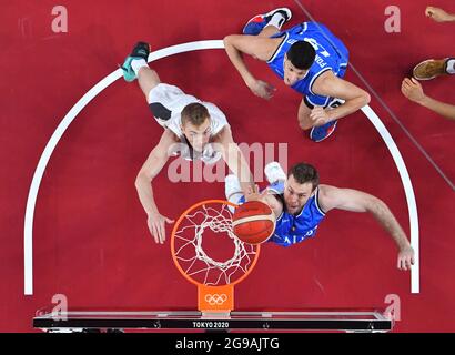 (210725) -- TOKYO, le 25 juillet 2021 (Xinhua) -- Nicolo Melli (R) d'Italie rivalise pour le ballon lors du match de basket-ball entre l'Allemagne et l'Italie à Tokyo, au Japon, le 25 juillet 2021. (Xinhua/Meng Yongmin) Banque D'Images