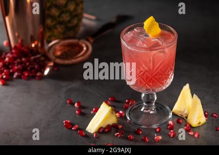 cocktail d'été à la grenade et à l'ananas frais et léger avec glaçons Banque D'Images