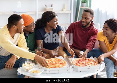 Bonne pizza noire de la génération du millénaire à la maison Banque D'Images