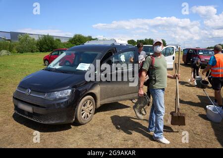 25 juillet 2021, Rhénanie-Palatinat, Grafschaft: Des bénévoles de secours aux inondations embarquèrent une navette de secours dans un parking près de Grafschaft pour les emmener dans la zone inondée le long de la rivière Ahr. Dans la vallée de l'Ahr, qui a été gravement dévastée par les inondations, les travaux de nettoyage se poursuivent sans relâche. Photo: Thomas Frey/dpa - ATTENTION: Les plaques d'immatriculation ont été pixélisées pour des raisons juridiques Banque D'Images