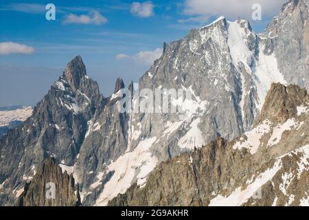 Vue panoramique sur le Mont blanc Skyway dans la vallée d'Aoste, en Italie. Vue incroyable de Punta Helbronner. Alpes enneigées en été Banque D'Images