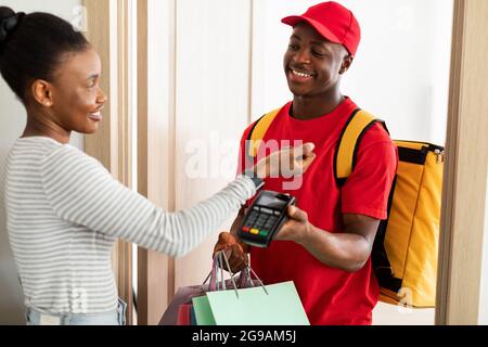 Courrier payant noir féminin avec sacs de réception Smartwatch à l'intérieur Banque D'Images