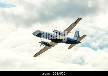 Transport il-114 survole Zhukovsky pendant l'événement. Un programme à grande échelle pour le 15e salon aérien MAKS a été préparé par les équipes de voltige russes, 'Sunfts', 'Falcons of Russia' et 'Berkuts' représentant les Forces aérospatiales de la Fédération de Russie. Les pilotes de l'équipe de vol acrobatique russe First Flight et, bien sûr, les invités de l'Inde - l'équipe DE vol ACROBATIQUE D'HÉLICOPTÈRE SARANG ont pris leur avion dans le ciel au-dessus de Zhukovsky. Banque D'Images