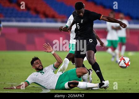 YOKOHAMA, JAPON - JUILLET 25 : Abdelelah Al Amri d'Arabie Saoudite et Ragnar Ache d'Allemagne pendant le match du tournoi de football olympique de Mens de Tokyo 2020 entre l'Arabie Saoudite et l'Allemagne au stade Nissan le 25 juillet 2021 à Yokohama, Japon (photo de Pablo Morano/Orange Pictures) Banque D'Images