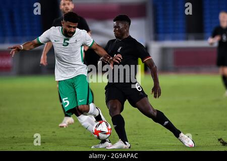 YOKOHAMA, JAPON - JUILLET 25 : Abdelelah Al Amri d'Arabie Saoudite et Ragnar Ache d'Allemagne pendant le match du tournoi de football olympique de Mens de Tokyo 2020 entre l'Arabie Saoudite et l'Allemagne au stade Nissan le 25 juillet 2021 à Yokohama, Japon (photo de Pablo Morano/Orange Pictures) Banque D'Images