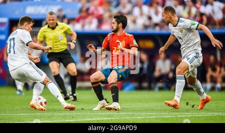 Moscou, Russie - 1er juillet 2018. L'équipe nationale espagnole de football Midfielder isco contre les joueurs russes Sergei Ignashevitch et Roman Zobnin pendant la FIFA wor Banque D'Images