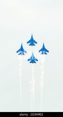 24 juillet 2021, Zhukovsky, Russie : Tir de pièges à chaleur avec un losange des combattants du su-35 des Chevaliers russes dans le ciel au-dessus de Zhukovsky.UN programme à grande échelle pour le 15ème spectacle aérien du MAKS a été préparé par les équipes de voltige ''Chevaliers russe'', 'Swisters'', ''Falcons of Russia''' et ''Berkuts'' représentant les Forces aérospatiales de la Fédération de Russie. Les pilotes de l'équipe de vol acrobatique russe First Flight et, bien sûr, les invités de l'Inde - l'équipe DE vol ACROBATIQUE D'HÉLICOPTÈRE SARANG ont pris leur avion dans le ciel au-dessus de Zhukovsky. (Credit image: © Mihail Siergiejewicz/SOPA Images via ZU Banque D'Images