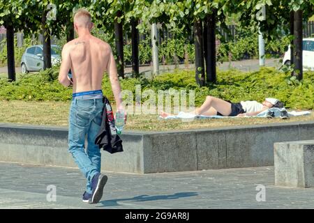 Météo au Royaume-Uni : Glasgow, Royaume-Uni. 25 juillet 2021. Météo au Royaume-Uni : une autre journée chaude et ensoleillée a vu les habitants et les touristes profiter du soleil avec l'inévitable fin de celui-ci dans un avenir proche. La promenade de clyde sur le côté de la rivière est populaire auprès des amateurs d'exercices et de soleil. Crédit : gerard ferry/Alay Live News Banque D'Images