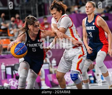 Tokyo, Japon. 25 juillet 2021. Marie-Eve Paget (L) de France participe au match de basket-ball 3x3 pour femmes entre la Chine et la France à Tokyo, au Japon, le 25 juillet 2021. Credit: Zhang Xiaoyu/Xinhua/Alay Live News Banque D'Images