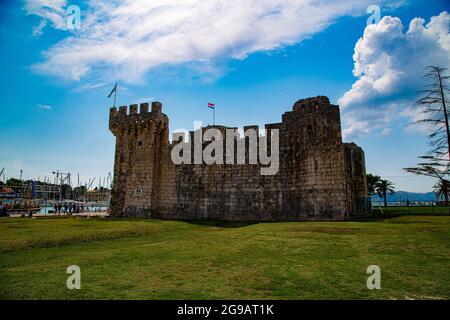 Trogir, pequeño pueblo muy pintoresco con cales medievales estrechas, murallas fortalezas e iglesias de arquitectura románico - góticas y cales. Banque D'Images